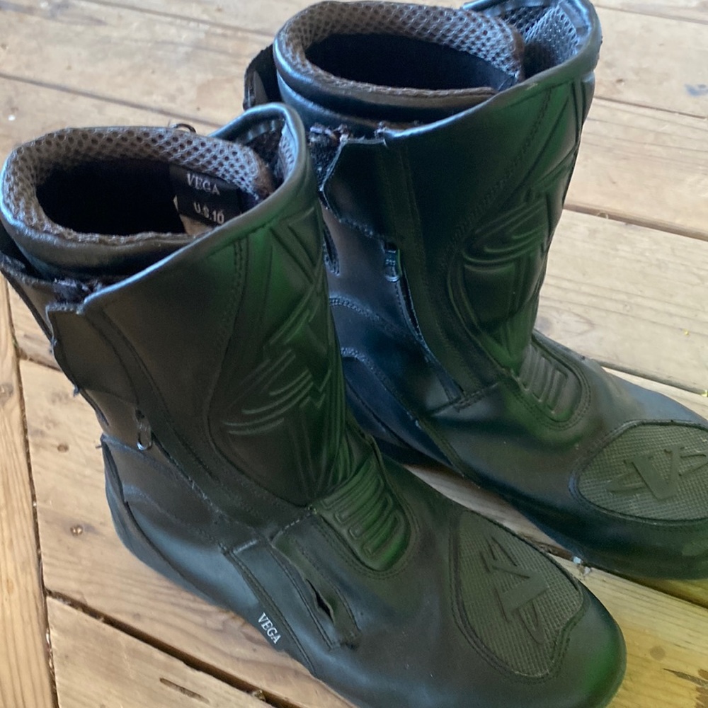 VEGA boots